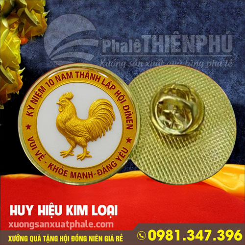 quà tặng huy hiệu hội đồng niên